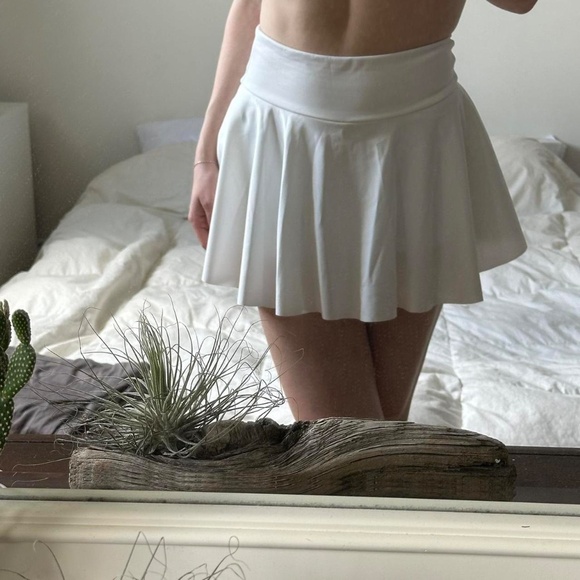 White golf skirt with built-in shorts - Picture 6 of 8